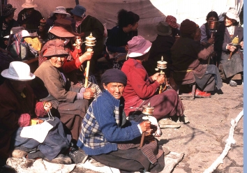 Pilger in Lhasa drehen die Gebetsmühlen