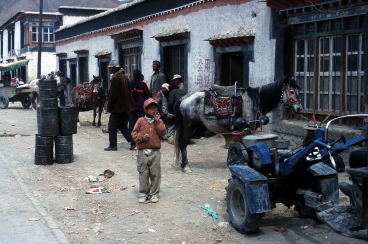 Gasthaus und Tankstelle am Weg zum Everest